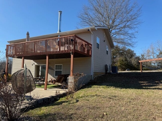 Building Photo - Dandridge 37725 - FULLY FURNISHED 3 bedroom, 2 bath Updated Basement Ranch on 1+ Acre. Pets Welco...