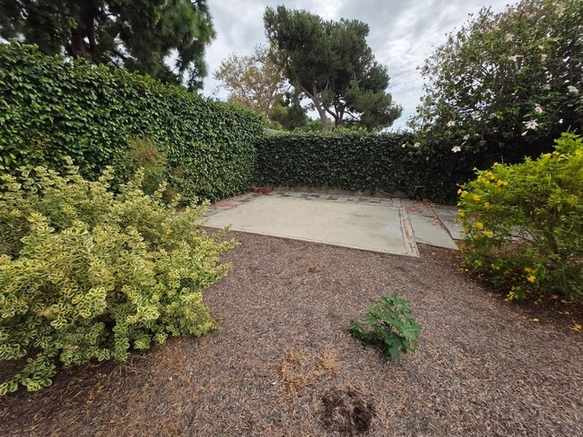 Building Photo - SPACIOUS 4BD/2BA WITH GARAGE, LAUNDRY AND ...