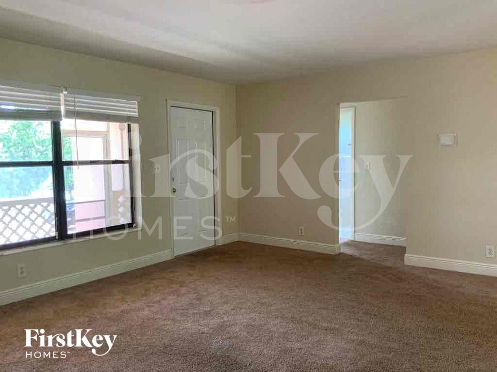 Building Photo - 727 S Pine St