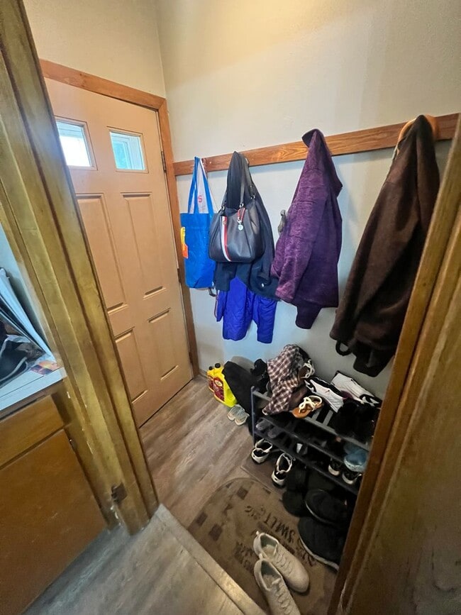 Building Photo - 3 bedrooms, 1 bathroom, 2 stall tandem garage