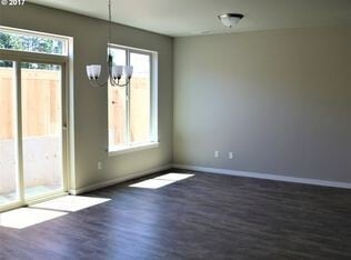 Building Photo - BEAUTIFUL CREEKWOOD TOWNHOME! 3 BR, 2.5 BA