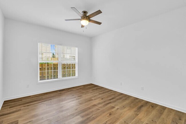 Building Photo - 104 Essex Ln