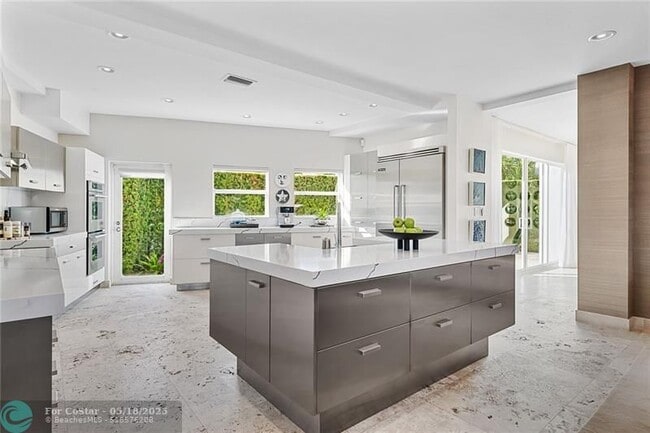 Building Photo - 2416 Bayview Dr