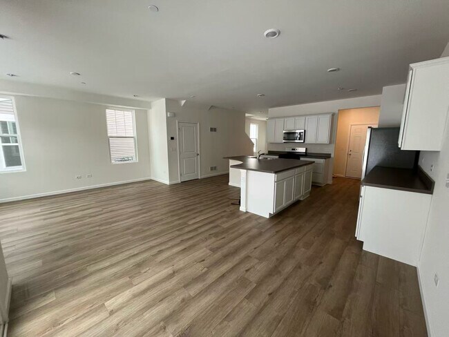 Building Photo - 5922 Hawkweed Dr