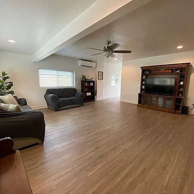 Building Photo - Modern Comfort Meets Classic Charm – Spacious Alachua Rental