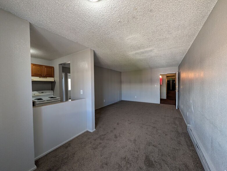 Building Photo - 1425 N Yosemite St