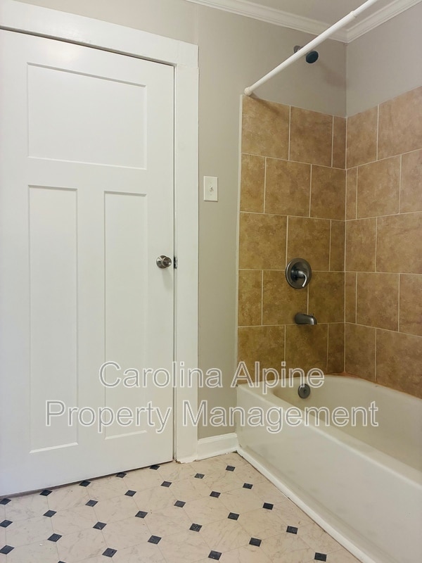 Building Photo - 402 Wilson St