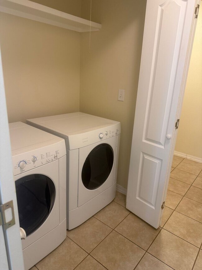 Building Photo - 1221 E 14th St