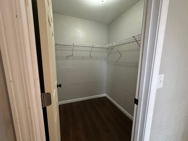 Building Photo - 2 Bedroom, 1 Bathroom Newly Remodeled Duplex