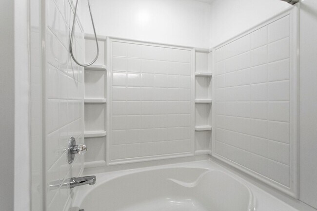 Building Photo - Gorgeous 2 Bedroom Townhome In Great West ...