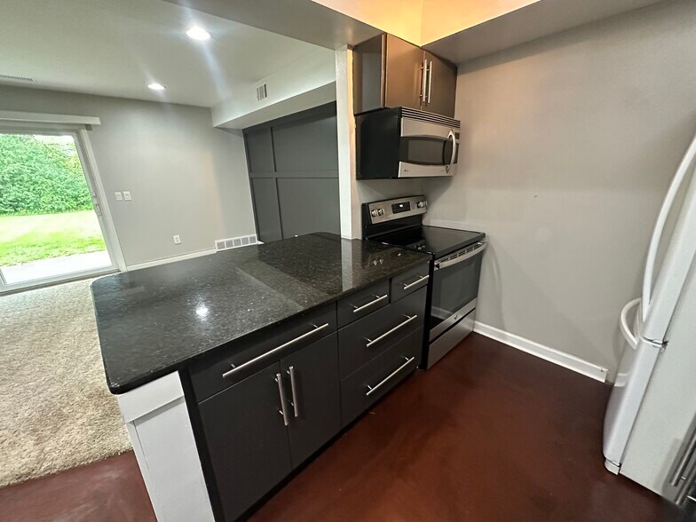 Building Photo - 2777 Davison Ave