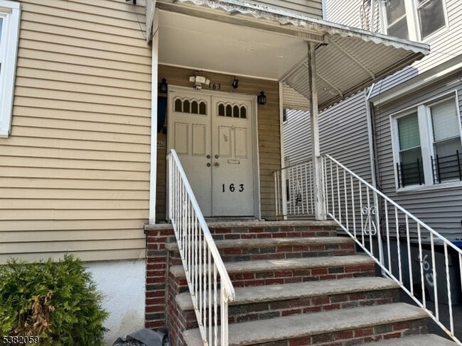 Building Photo - 163 Linden Ave