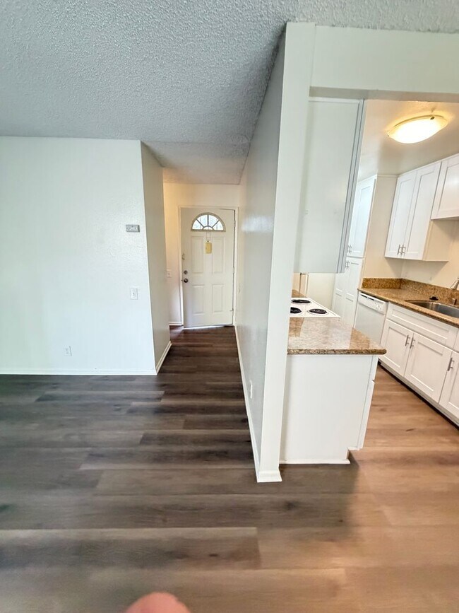 Building Photo - *Spacious 1 Bedroom in La Jolla!*