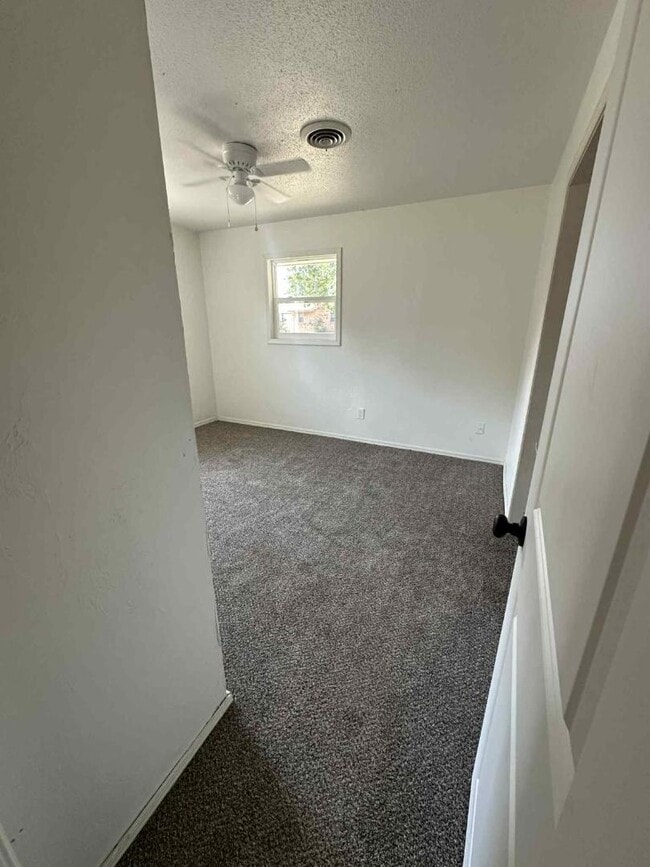 Building Photo - 1710 Parklane Dr