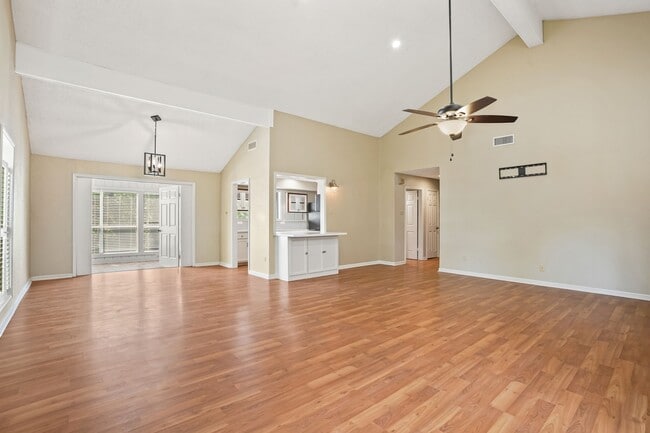 Building Photo - 9 Lakeview Manor