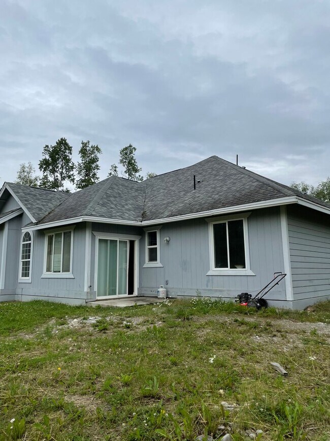 Building Photo - Beautiful 3 Bedroom Single Family Home With 2 Car Garage!