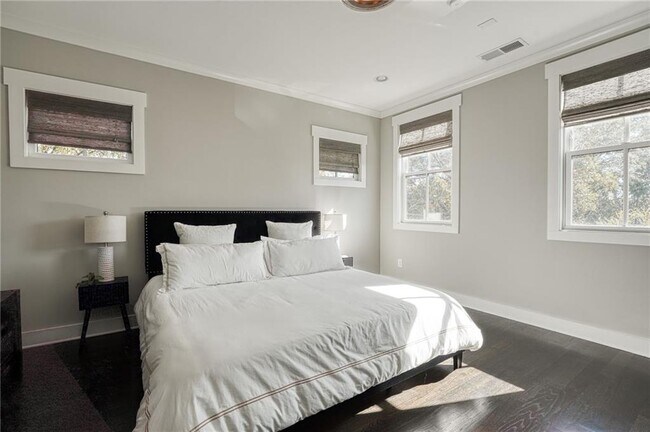 Building Photo - 984 Memorial Walk SE