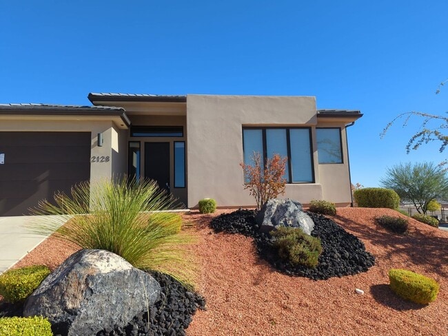 Building Photo - Modern 3 Bedroom Home in a Beautiful Desert Oasis
