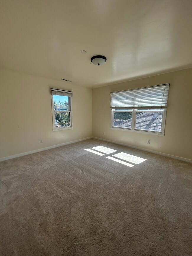 Building Photo - 108 Myrtle St