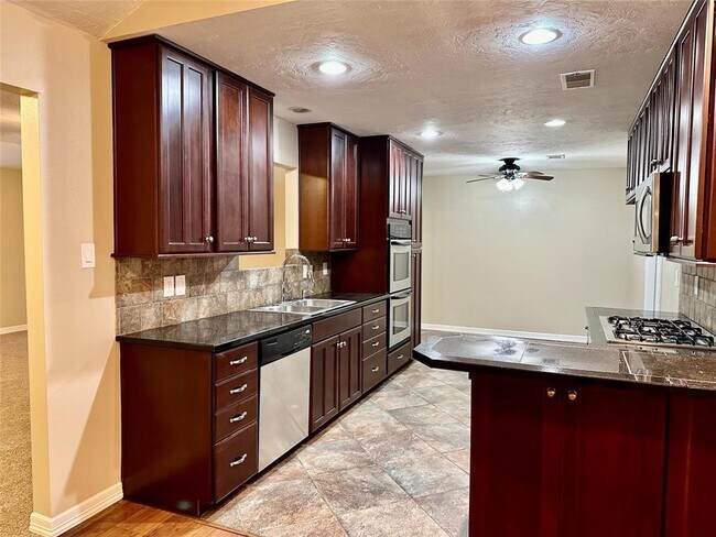 Building Photo - 239 Ridgewood Dr