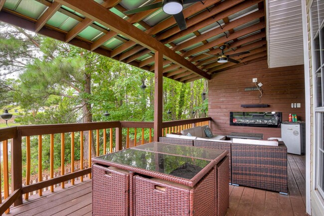 Building Photo - 4 bedroom 2.5 bath home on the water with ...