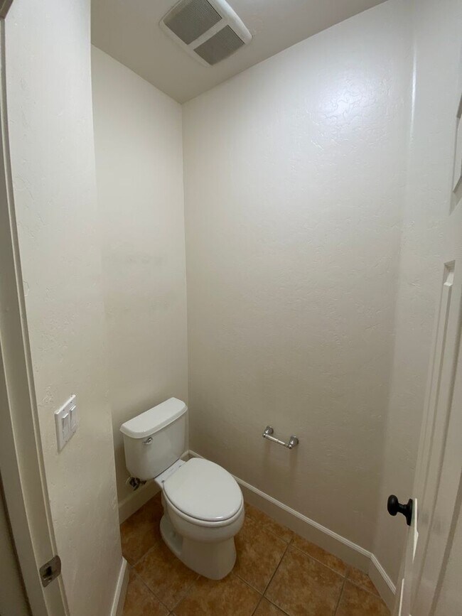 Building Photo - NW Visalia Home Rent Ready! !