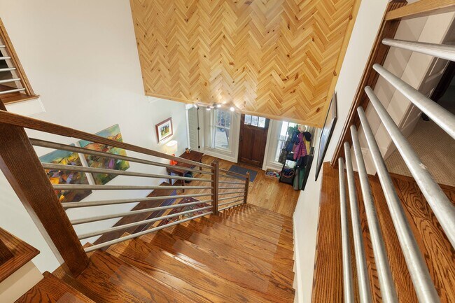 Building Photo - Beautiful 4/4 Plus Office, 4 Blocks From E...