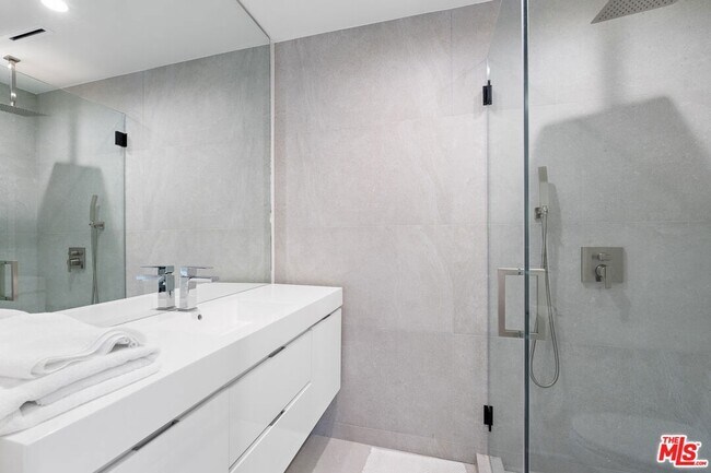 Building Photo - 201 S Bedford Dr