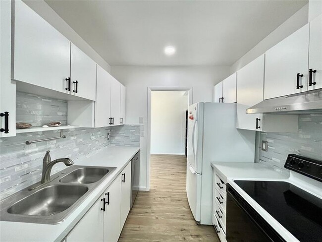 Building Photo - 400 N Riverside Dr