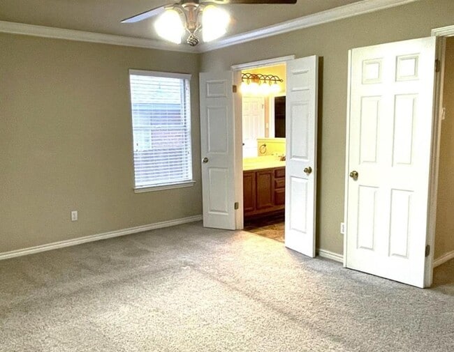 Building Photo - 2105 Lobelia Dr