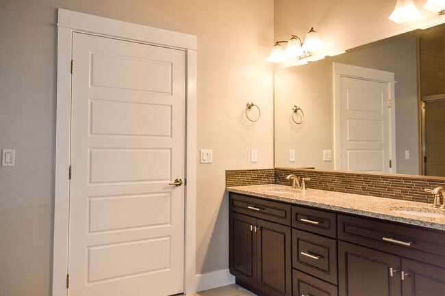 Building Photo - Single-Story Home in Horn Rapids Golfing C...