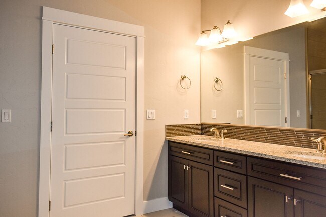Building Photo - Spacious 3-bedroom 2 bath in the Golfing C...