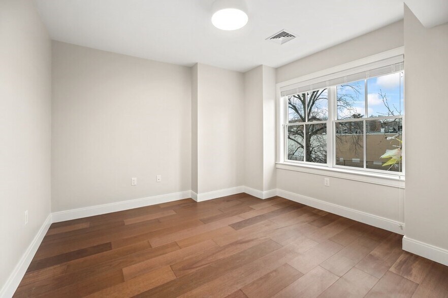 Building Photo - 425 Lagrange St
