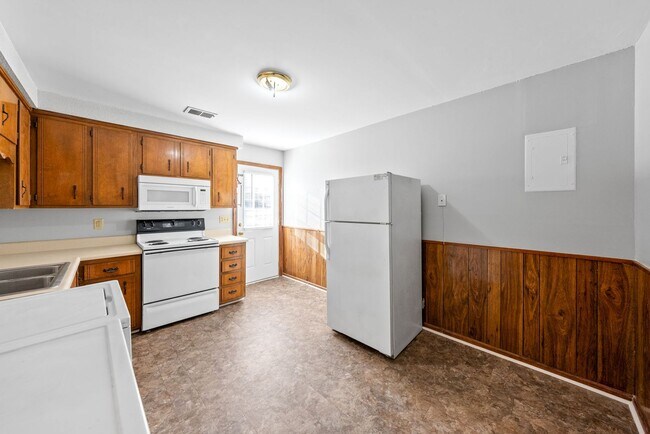 Building Photo - Cozy Two Bedroom Apartment