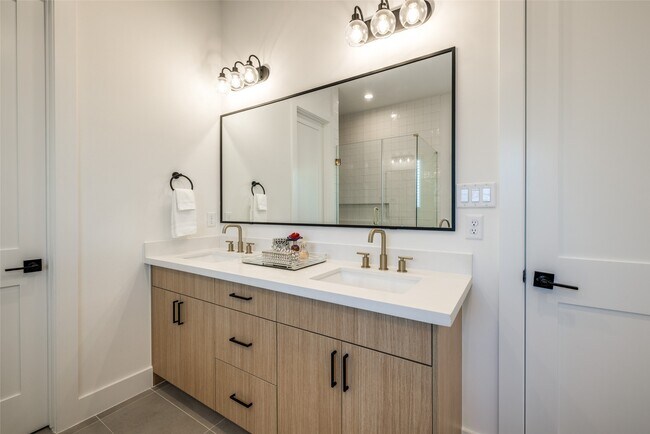 Building Photo - 412 N Nagle St