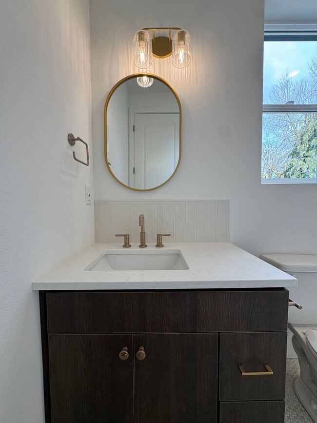 Building Photo - L0652