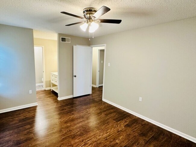 Building Photo - 3 bedroom, 2 bath near Whitten and Elmore with update bathrooms