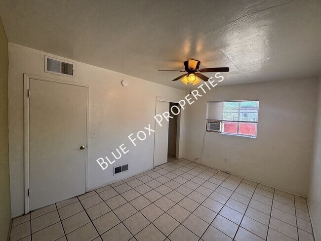Building Photo - 949 N Montezuma Ave