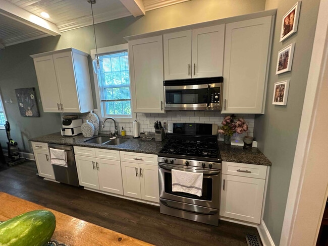 Building Photo - 639 Park St