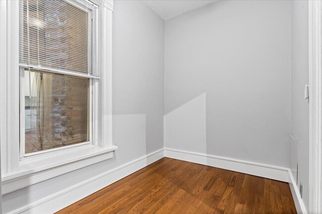 Building Photo - 1102 N Wolcott Ave