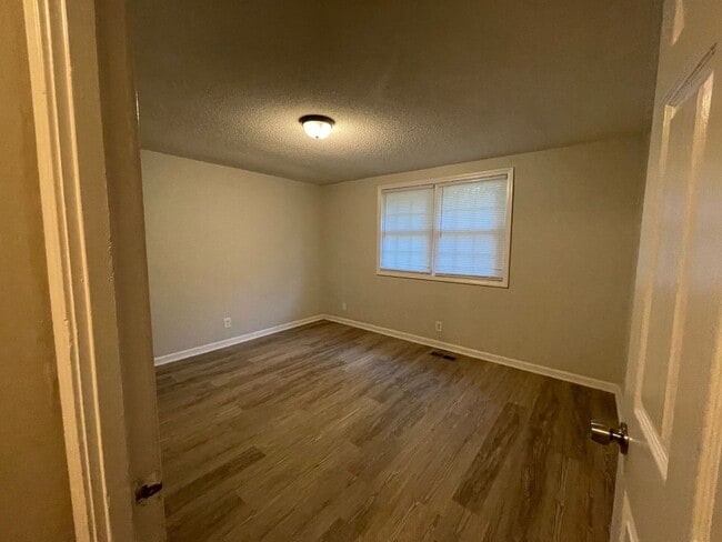 Building Photo - Love Thy Neighbors!