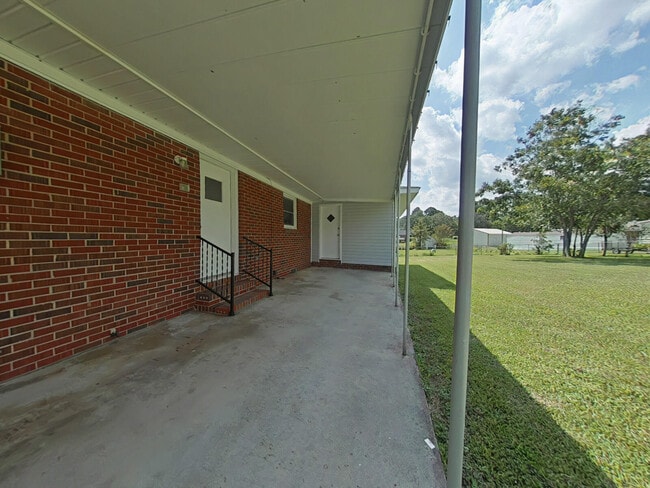 Building Photo - 117 Deerwood Dr