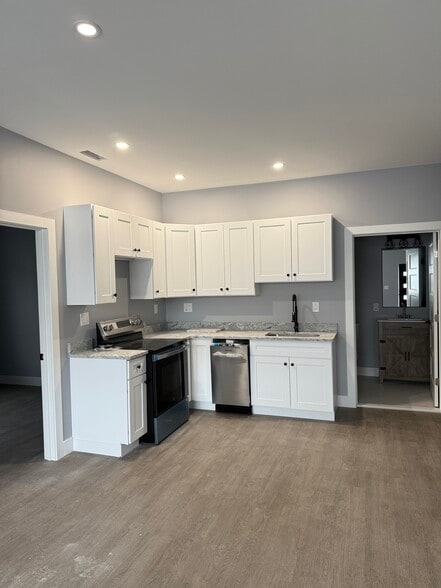 Building Photo - 116 Main St