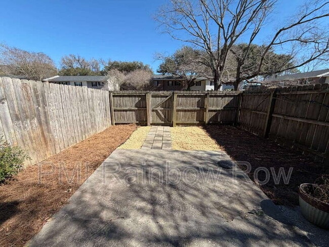 Building Photo - 425 Carriage Ln