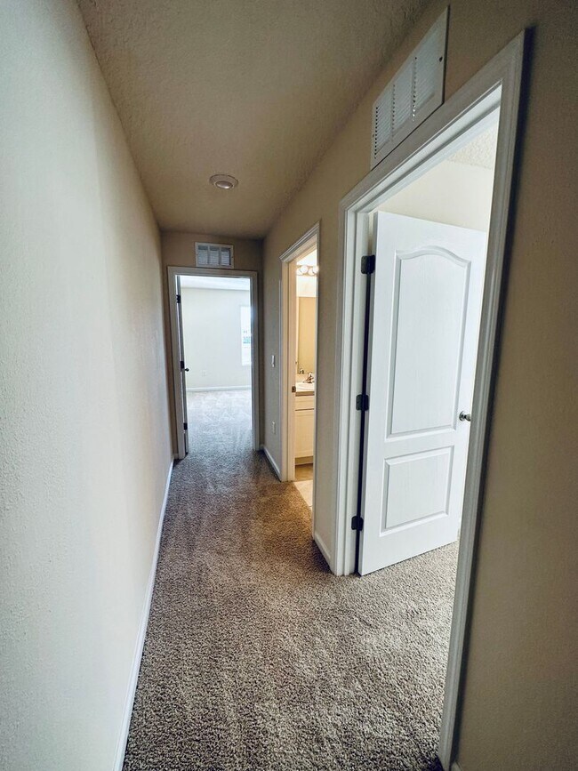 Building Photo - 3/2.5 Townhome in Bridgewater Community!