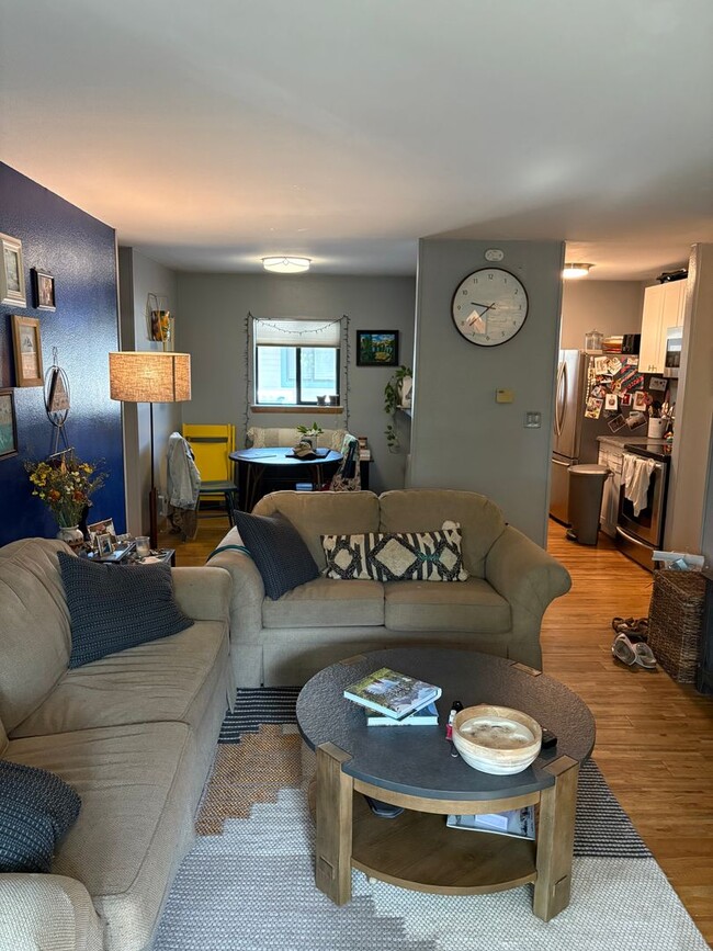 Building Photo - Bright and Sunny 2-Bedroom/2-Bathroom for ...