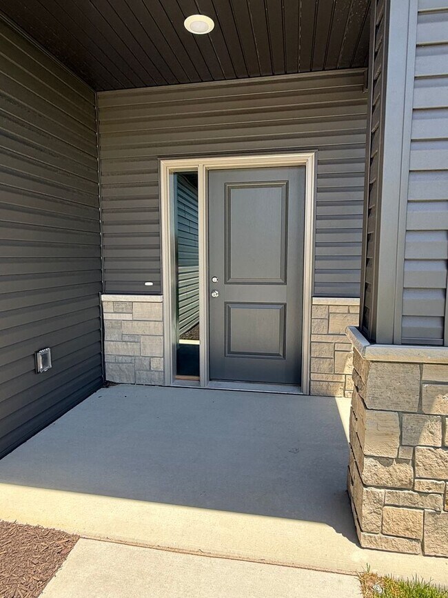 Building Photo - Brand new construction 3 bed/3 bath ranch townhome in North Lincoln