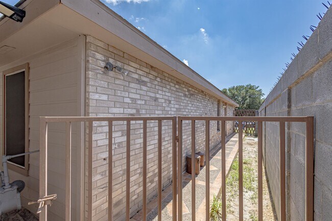 Building Photo - 1416 Rd Runner Loop