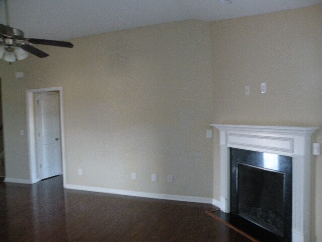 Building Photo - Near new home in comfortable family community