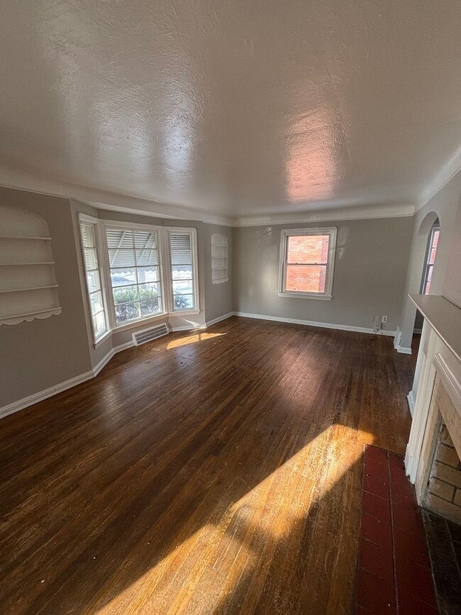 Building Photo - 3057 Livingston Rd